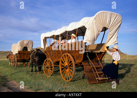 CONESTOGA WAGEN UND LEBENDIGE GESCHICHTE DOLMETSCHER ENTLANG DES OREGON TRAILS. CASPER, WYOMING. Stockfoto