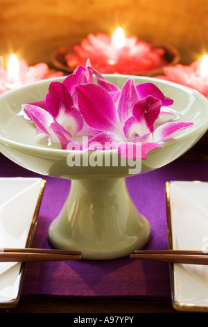 Thai Tisch Dekoration Orchideen in Schüssel mit Wasser Kerzen FoodCollection Stockfoto