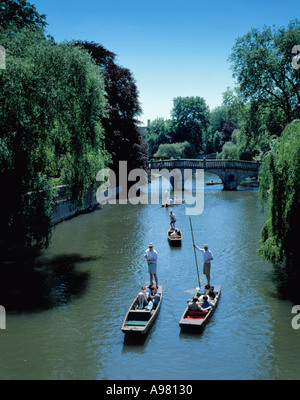 Bootfahren auf dem Fluss Cam hinter Clare College an einem Sommertag, Cambridge, Cambridgeshire, England, UK. Stockfoto