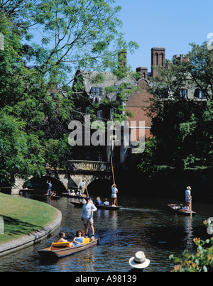 Punting auf dem Fluss Cam an einem sommerlichen Tag hinter das Trinity College, Cambridge, Cambridgeshire, England, UK. Stockfoto