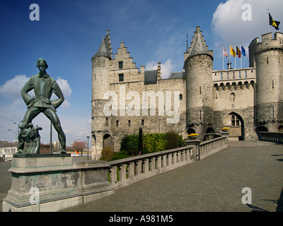 Het Steen einer mittelalterlichen Burg am Ufer des Flusses Schelde mit der Statue des Lange Wapper, Antwerpen, Belgien Stockfoto