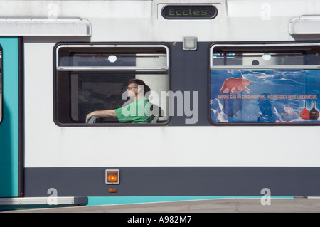 Mann auf u-Bahn-Zug in Manchester, England, UK Stockfoto