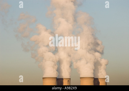 Dampf aus Kühltürmen im Fiddlers Ferry Kohle-Kraftwerk Cheshire gießen Stockfoto