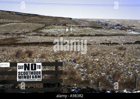 Zeichen der Protest gegen die Push-to-Windkraftanlagen auf Scout Moor in der North Pennine Moors in der Nähe von Heywood und Rochdale 2006 installieren Stockfoto