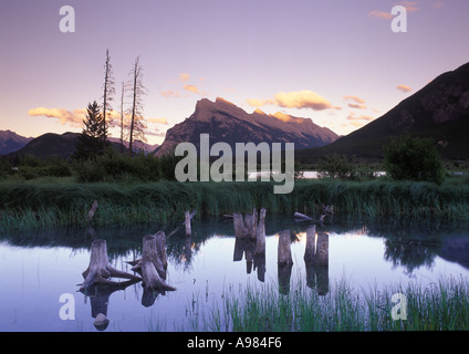 Vermilion Seen mit Mt Rundle in der Ferne wie der Sonnenuntergang trifft die Wolken über dem Berg in Banff Nationalpark, Kanada Stockfoto