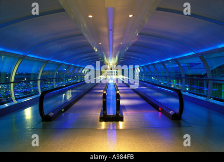 Passagier-Korridor und Rolltreppe in der Morgendämmerung zwischen den Terminals 1 und 2 am Flughafen Manchester, UK Stockfoto