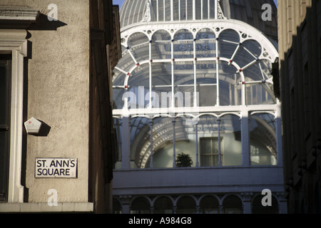 Saint Anns Quadrat mit Barton Arcade 1871 von Corbett Raby und Sawyer im Hintergrund Manchester UK Stockfoto