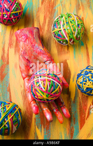 Hölzerne Hand mit Gummiband-ball Stockfoto