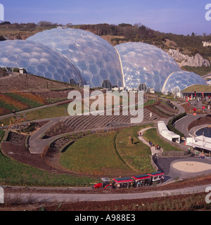 Landschaftsbild von Menschen zu Fuß auf Grund von feuchten Tropen Biom Kuppeln von The Eden Project Cornwall England Stockfoto