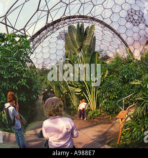 Frauen mit Kindern in feuchten Tropen Biom Kuppel von The Eden Project Cornwall England Stockfoto