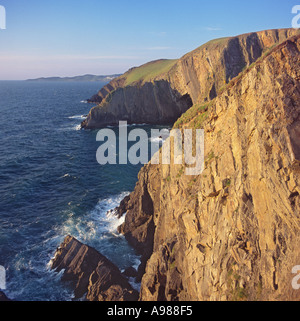 Küsten Blick nördlich von senkrechten Felswänden der Baggy Punkt mit Morthoe Punkt in der Ferne an der nördlichen Küste von Devon England Stockfoto