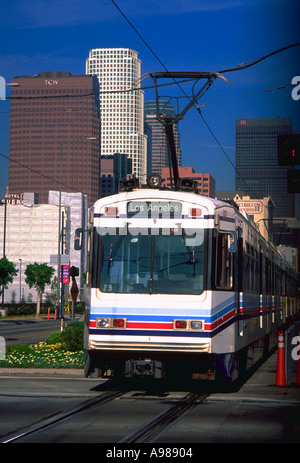 Blick auf einen entgegenkommenden Metro-Zug mit der Skyline von Los Angeles Kalifornien im Hintergrund Stockfoto