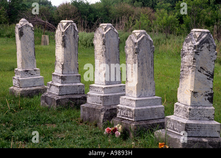 GRABSTEINE AUF FRIEDHOF VON SPRING RANCH, A GHOST TOWN ENTLANG DER OREGON TRAIL, S.E. NEBRASKA. SOMMER. Stockfoto