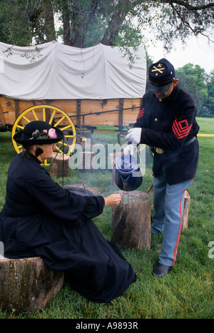 LAGERFEUER-KAFFEE IM REKONSTRUIERTEN FORT KEARNY (1848) STAATLICHE HISTORISCHE PARK ENTLANG DES OREGON TRAILS, KEARNEY, NEBRASKA. SOMMER. Stockfoto