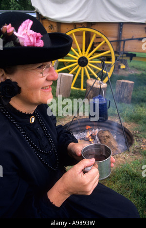 LAGERFEUER-KAFFEE IM REKONSTRUIERTEN FORT KEARNY (1848) STAATLICHE HISTORISCHE PARK ENTLANG DES OREGON TRAILS, KEARNEY, NEBRASKA. SOMMER. Stockfoto