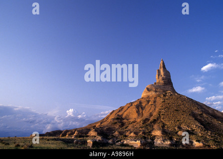 CHIMNEY ROCK, OREGON TRAIL WAHRZEICHEN GEGEN SOMMERHIMMEL. IN DER NÄHE VON BAYARD, WESTLICHEN NEBRASKA. Stockfoto