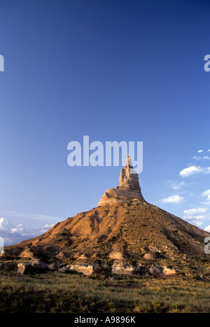 CHIMNEY ROCK, OREGON TRAIL WAHRZEICHEN GEGEN SOMMERHIMMEL. IN DER NÄHE VON BAYARD, WESTLICHEN NEBRASKA. Stockfoto