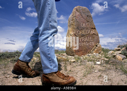 MARKIERUNG AUF DEM HISTORISCHEN OREGON TRAIL. IN DER NÄHE VON SOUTH PASS, WYOMING. SOMMER. Stockfoto