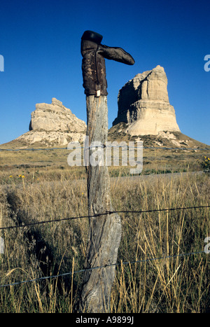 BOOT AUF ZAUNPFAHL. GERICHTSGEBÄUDE UND GEFÄNGNIS-FELSEN, OREGON TRAIL ORTE IM WESTLICHEN NEBRASKA. FALLEN. Stockfoto