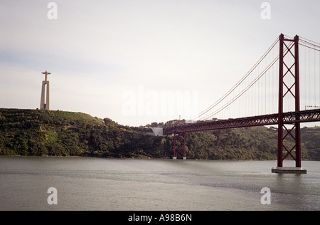 25. April-Brücke und die Statue Cristo Rei, Lissabon, Portugal Stockfoto
