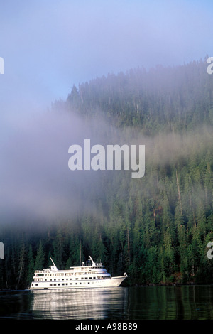 Alaska, Misty Fjords National Monument, Kreuzfahrtschiff im Morgennebel Stockfoto