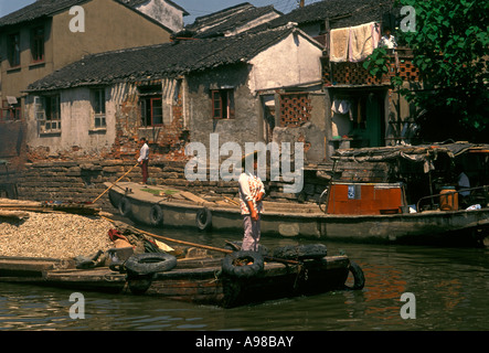 Chinesische Frau, erwachsene Frau, die Arbeiten am Schiff am Canale Grande, Suzhou, Provinz Jiangsu, China, Asien Stockfoto