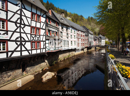 Fachwerkhäusern an der Rur in Monschau in der Eifel Region Deutschland Europa Stockfoto