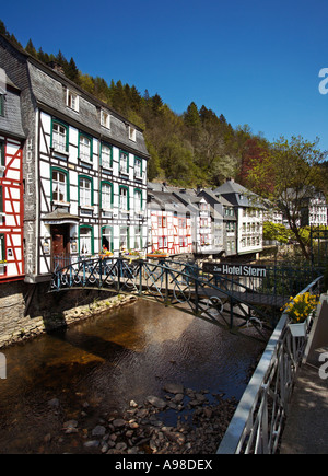 Fachwerkhäusern und einem Hotel an der Rur im Dorf Monschau, Eifel-Region, Deutschland Stockfoto