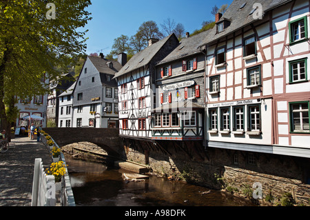 Deutsches Dorf von Monschau in der Eifel, Rheinland mit Fachwerkhäusern auf dem Fluss Rur Stockfoto