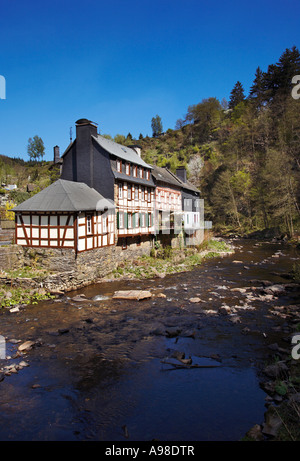 Fachwerkhäusern auf dem Fluss Rur in Monschau, Eifel-Region, Deutschland Stockfoto