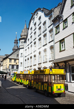 Gelbe Stadt Zug für Touristen in Monschau Eifel Region Deutschland Europa Stockfoto