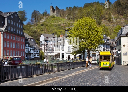 Stadtzentrum mit Rotes Haus in Monschau, Eifel Region Deutschland Europa Haller verderben und touristischen Zug Stockfoto