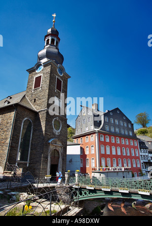 Kirche und Rotes Haus in Monschau in Deutsch Belgischer Naturpark, Eifel Region, Deutschland Stockfoto