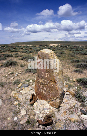 OREGON TRAIL MARKER IN DER NÄHE VON SOUTH PASS, WYOMING. SOMMER. Stockfoto