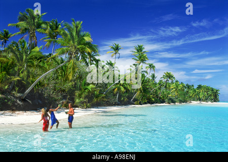 Touristen mit geöffneten Kokosnüsse auf One Foot Island in Aitutaki Lagune, Cook-Inseln Stockfoto