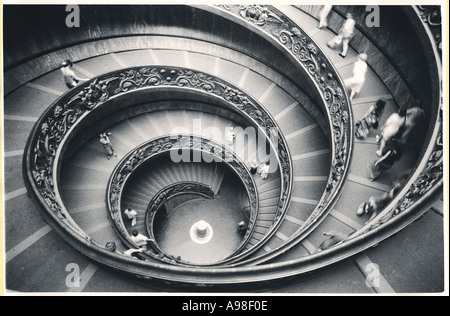 Wendeltreppe in schwarz-weiß Stockfoto