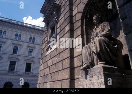 Statue von Ferenc Erkel, ungarischer Pianist, Komponist, Lehrer und Dirigent, auf der Vorderseite der ungarischen Staatsoper. Stockfoto