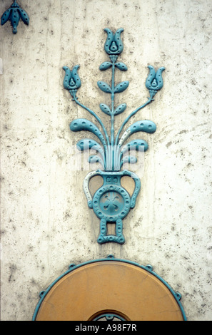 Detail des Jugendstil Tulpen in einer Vase auf einem Mehrfamilienhaus in Szeged, Ungarn. Stockfoto