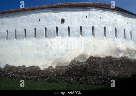 Massive weißer Wand, der Sie die sächsische umgibt Wehrkirche in Prejmer (Siebenbürgen) Rumänien. Stockfoto