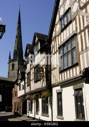 Tudor Hälfte Fachwerk Gebäude in Metzgereien Zeile und Turm der Kirche St. Alkmunds, Shrewsbury, Shropshire, England, UK, Stockfoto