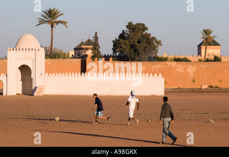 Jugendliche spielen vor Stadtmauer Marrakesch Marokko Stockfoto