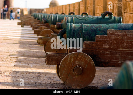 Linie der alten Kanonen in der Stadtmauer von Stadtmauern von Essaouira Marokko Stockfoto