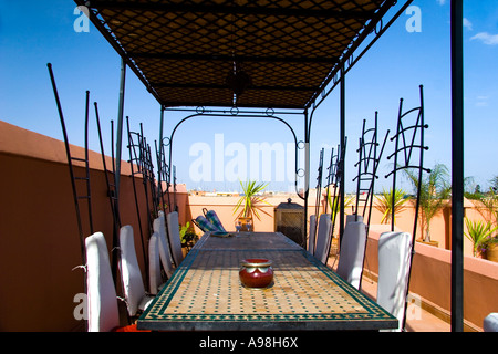 Terrasse auf dem Dach eines Riads in der Medina von Marrakesch in Marokko Nord-West-Afrika Stockfoto