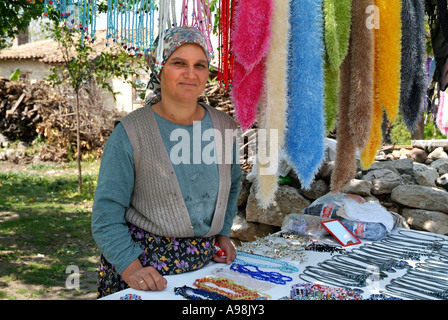 Türkin, die Automaten Souvenirs aus ihrem Stall in einem ländlichen Dorf in der Nähe von Perge Antalya Türkei Stockfoto