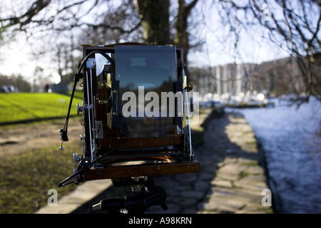 Fotograf mit Vintage-Großformat-Kamera. Takeing Fotos Bowness auf Windermere Lake Windermere UK England Cumbria Stockfoto