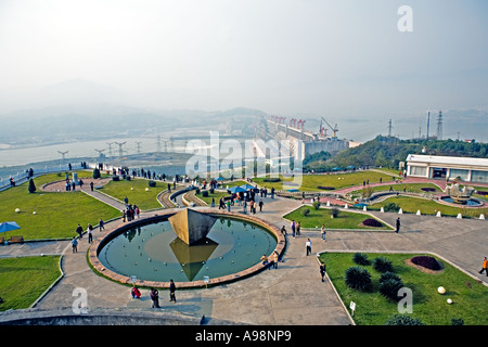 CHINA YANGTZE RIVER SANDOUPING Touristen besuchen die staatlich geförderten Informationszentrum und Park am drei-Schluchten-Damm-Stelle. Stockfoto