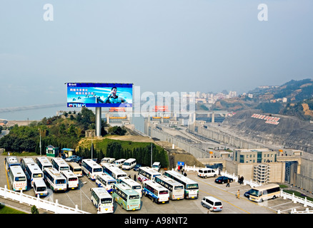 CHINA YANGTZE RIVER SANDOUPING chinesischen Tourbusse an die Regierung gesponsert Informationszentrum für die Baustelle von th Stockfoto