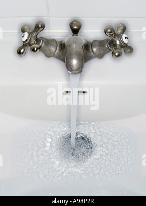 Offenen Hähne mit Wasser Abfluss Stockfoto