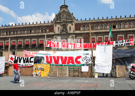 Banner von den Anhängern der Mexikos besiegte linken Flügel Präsidentschaftskandidat Andres Manuel Lopez Obrador Zocalo Mexiko-Stadt Stockfoto