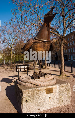 SILBERMÖWE, ein hölzernes Schnitzen von Jane Ackroyd, 1994 in Limehouse, London gelegen. Stockfoto